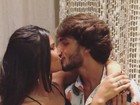 Brenno Leone faz gif em rede social beijando Giulia Costa