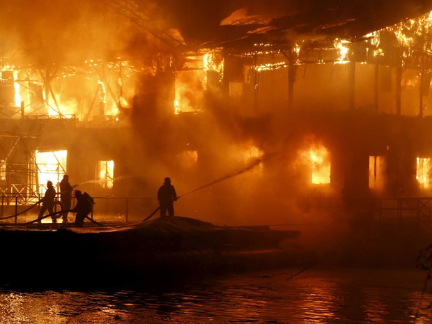 Bombeiros combatem incêndio no restaurante Veranda on the Dnieper, em Kiev, na quarta (25) (Foto: Reuters/Stringer)