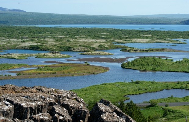 Cheio de meandros, o rio Öxará desemboca no maior lago natural da Islândia: Þingvallavatn  (Foto: © Liana John)
