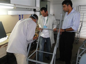 Funcionários da manutenção montam as cadeiras na oficina do hospital (Foto: Divulgação/Secretaria de Saúde do DF)