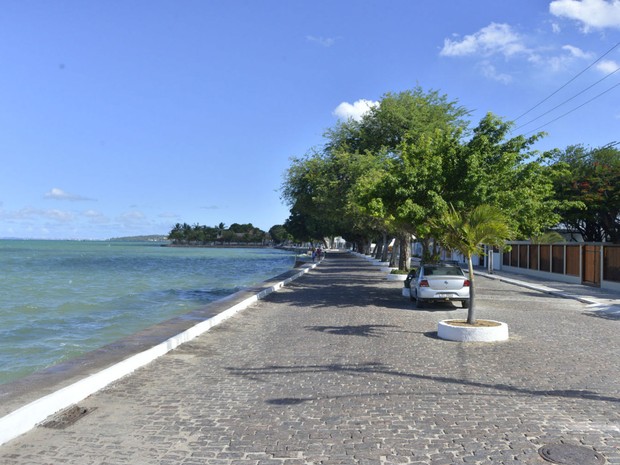 Ônibus passa também pela orla de Itaparica, que é um dos municípios da Bahia (Foto: Josemar Pereira/Ag Haack)