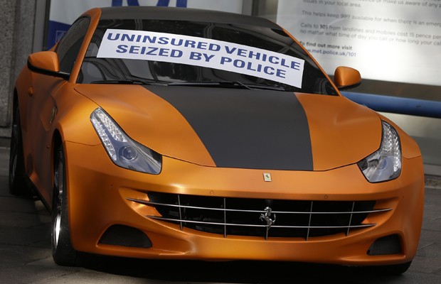 Imagem de quinta-feira (27) mostra Ferrari apreendida pela Scotland Yard (Foto: AP Photo/Alastair Grant)