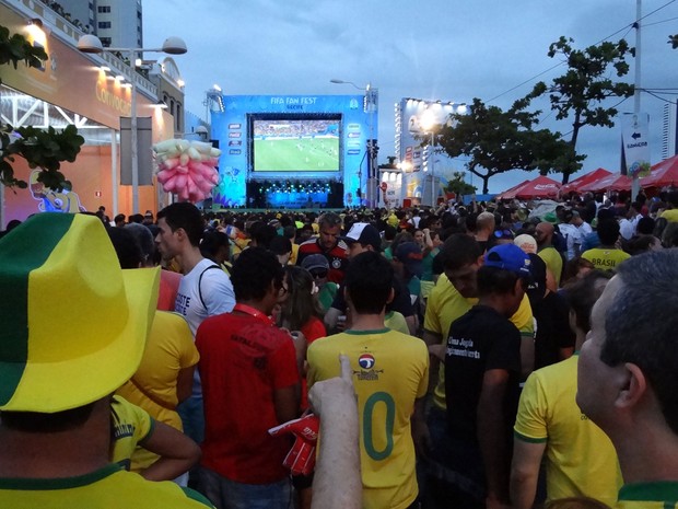 Bom público na Fan Fest já durante o jogo entre Colômbia e Uruguai (Foto: Luna Markman / G1)