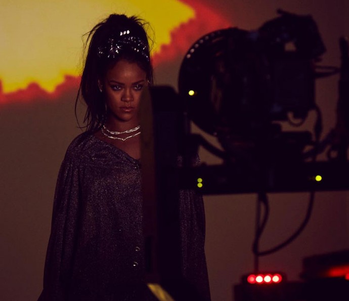 Rihanna em vestindo brilhante e coberta de diamantes no clipe (Foto: Reprodução Internet)