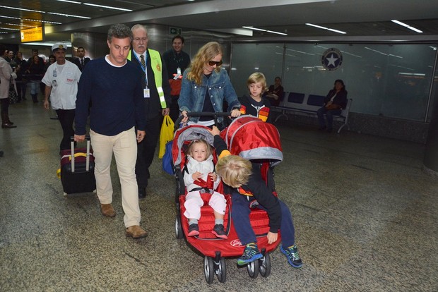 Angélica e Luciano Huck com os filhos (Foto: Caio Duran / AgNews)