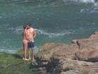 Cauã Reymond e Mariana Goldfarb trocam beijos em dia de praia no Rio