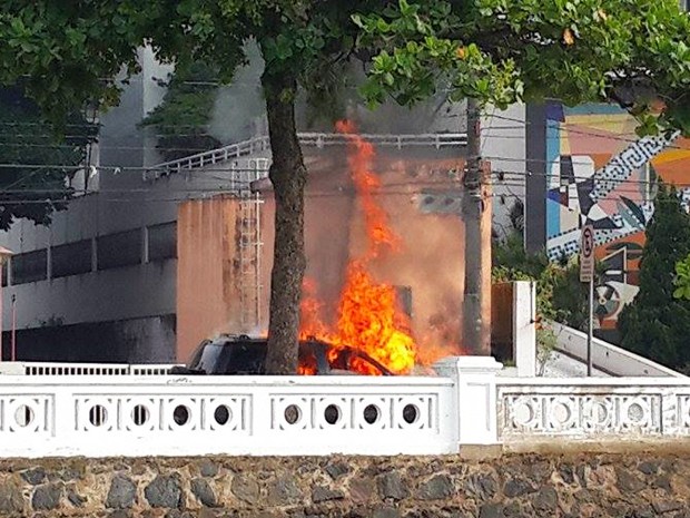 Carro pega fogo na orla de Santos, SP, e bombeiros conseguem conter chamas (Foto: Daniela Fiscarelli/g1)