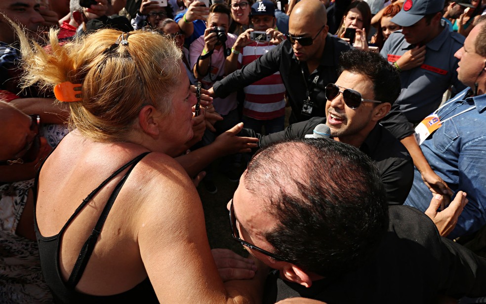 Zezé di Camargo se aproxima de fã durante show na Praça Campo de Bagatelle (Foto: Celso Tavares/G1)