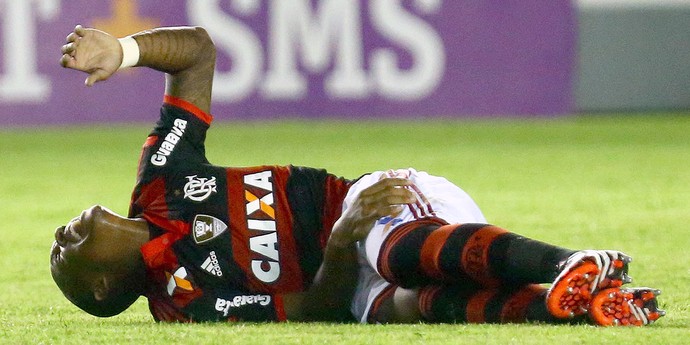 Samir machucado jogo Flamengo x Atlético-PR (Foto: Gilvan de Souza / FlaImagem)