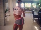 Gracyanne Barbosa mostra corpo musculoso com roupa de tênis