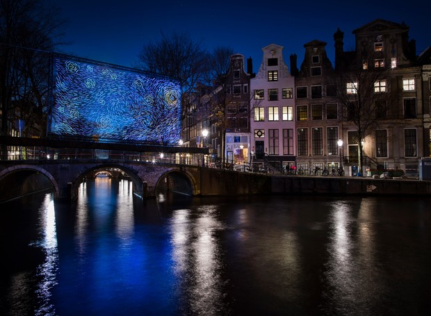 Destival de luzes em Amsterdã reproduz quadro de Van Gogh em LED (Foto: Instagram / janusvdeijnden)