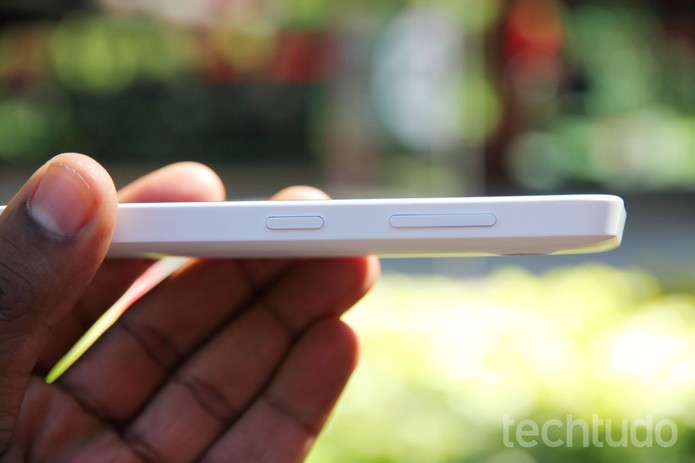 Botões físicos ficam na lateral do Lumia 635 (Foto: Tainah Tavares/TechTudo) Botões físicos ficam na lateral do Lumia 635 (Foto: Tainah Tavares/TechTudo)