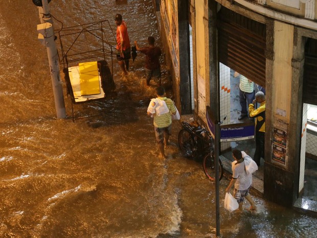 Rua do Riachuelo, na Lapa, ficou tomada pela água (Foto: Rodrigo Gorosito/G1)