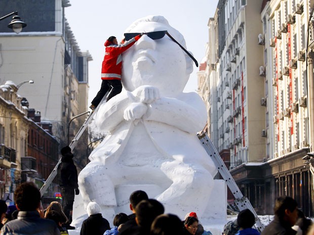 Boneco de neve do cantor Psy, feito para um festival chinês (Foto: AP Photo)