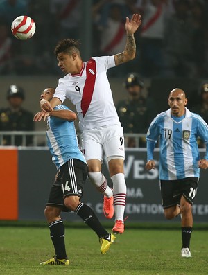  Paolo Guerrero do Peru disputa bola com Javier Mascherano da Argentina (Foto: EFE)