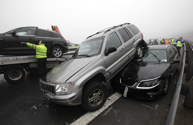 Engavetamento envolve cerca de 50 carros em rodovia suíça neste sábado (30) (Foto: Reuters)