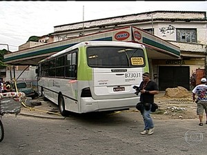 Ônibus colide com posto abandonado (Foto: Reprodução / TV Globo)