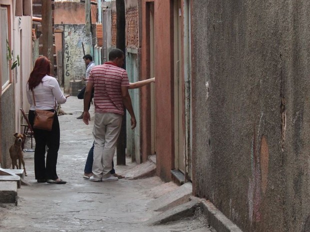 Mulher havia montado uma barricada para impedir que porta fosse aberta (Foto: Valdivan Veloso/G1)