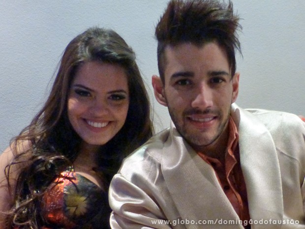 Gusttavo Lima e Ana Flávia Simões aguardam o programa começar! (Foto: Domingão do Faustão / TV Globo)