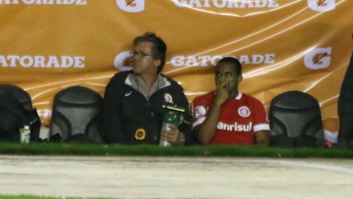 Anderson pede oxigênio no jogo do Inter contra o The Strongest, em La Paz (Foto: Diego Guichard/GloboEsporte.com)