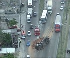 SIGA: caminhão tomba e bloqueia Avenida Brasil (Reprodução/ TV Globo)