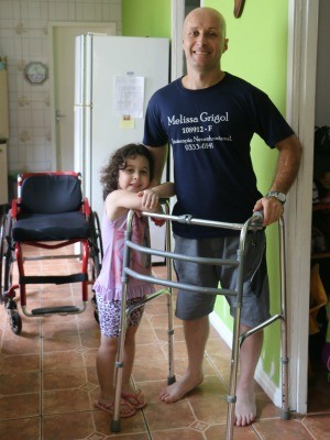 Graças a tratamento, Leandro conseguiu usar o andador (Foto: Felipe Truda/G1)