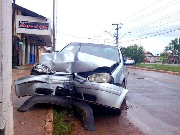 Veículo era conduzido por mulher, que ficou ferida, diz Bptran (Foto: Abinoan Santiago/G1)