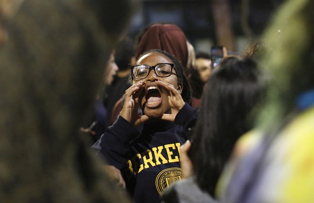 Manifestante grita durante o protesto da noite de domingo em Berkeley, Califórnia (Foto: Stephen Lam/Reuters) Manifestante grita durante o protesto da noite de domingo em Berkeley, Califórnia (Foto: Stephen Lam/Reuters)