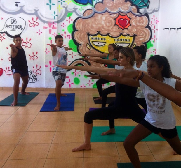 Fernanda Lima na aula de ioga (Foto: Facebook / Reprodução)