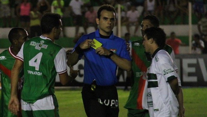 Árbitro Leandro Saraiva é cercado por jogadores do Alecrim (Foto: Gabriel Peres/Divulgação)
