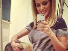 Grávida, Luisa Mell mostra carinho de cadela em sua barriga