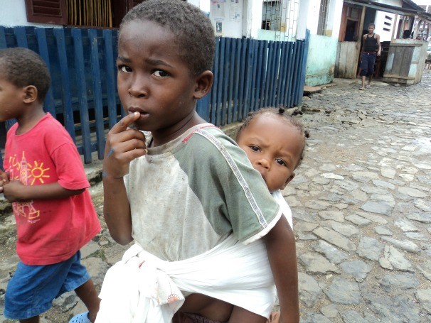 São Tomé e Príncipe: Crianças são-tomenses são fotografadas durante a filmagem do programa (Foto: divulgação)