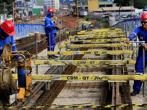 Primeiros trilhos da Via Permanente estão sendo instalados na saída do Centro de Manutenção, ao lado do Aeroporto Marechal Rondon, em Várzea Grande. (Foto: Edson Rodrigues / Secopa)