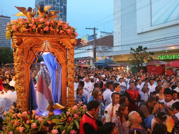 Procissão atraiu aproximadamente 50 mil fiéis, de acordo com a PM. Festa começou às 16h30, com trajeto que passou pelas principais avenidas do Centro de Manaus (Foto: Camila Henriques/G1)