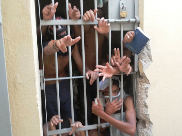 Presos em uma das celas da Polinter em Teresina  (Foto: Sindicato dos Policiais Civis )