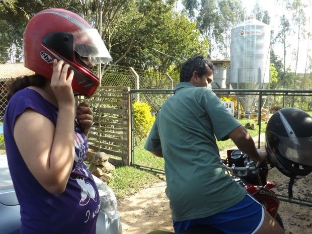 Henrique leva, todos os dias, Fabiana para passear e é a própria menina que pega as chaves, os documentos e os capacetes da moto (Foto: Natália de Oliveira/G1)