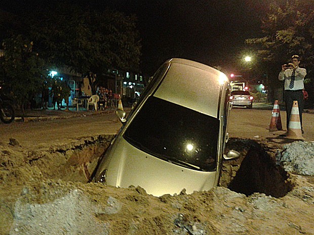 Carro cai em cratera no Recife (Foto: Joany Neres / Acervo pessoal)