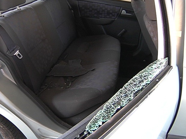 Vidro do veículo foi destruído com explosão (Foto: Jornal Correio Mariliense )