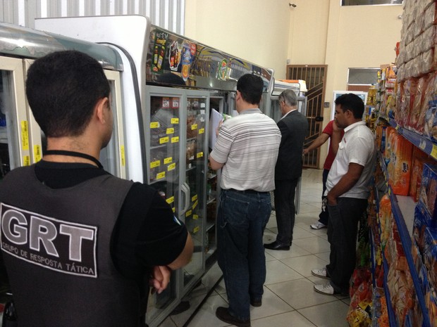 Promotoria e Delegacia de Defesa do Consumidor fiscalizando validade de produtos durante fiscalização   (Foto: Vanessa Lima/G1 RR)