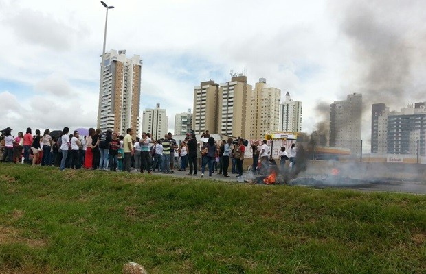 Professores protestam e bloqueiam a BR-153, em Goiânia, sentido Anápolis (Foto: Divulgação/PRF)