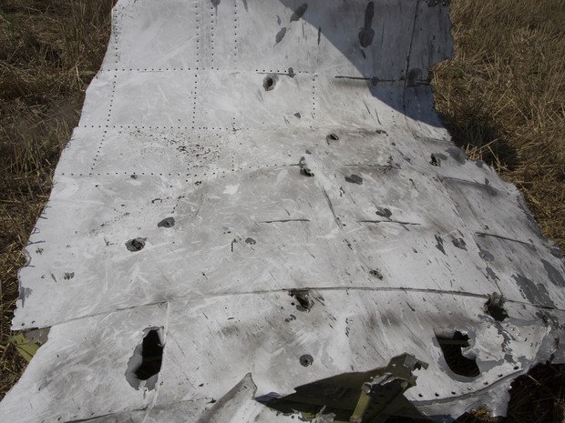 Pedaço da fuselagem do avião da Malaysia que caiu perto da vila de Petropavlivka, na Ucrânia (Foto: Dmitry Lovetsky/AP)