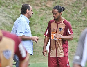 Alexandre Kalil e Ronaldinho conversam no Galo (Foto: Bruno Cantini / Site Oficial do Atlético-MG)