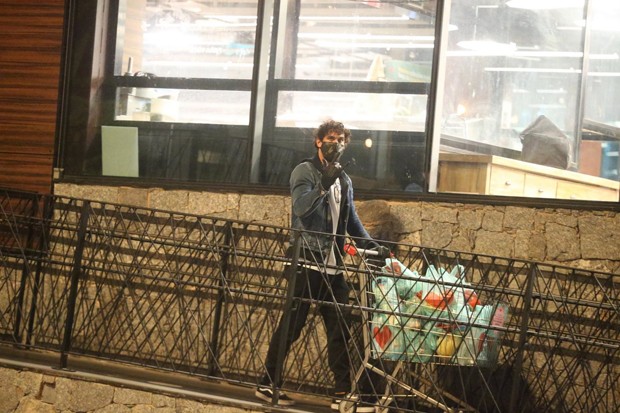 AGN_1930507 - *EXCLUSIVO* Rio de Janeiro, BRASIL - Felipe Roque sai do mercado com carrinho lotado na Barra da Tijuca.Pictured: Felipe RoqueAgNews 11 MAIO 2020 BYLINE MUST READ: AgNews / AgNewsXico Silvatelefone: (21) 98240-2501email: agnews.fotografia@g (Foto: AgNews / AgNews) AGN_1930507 - *EXCLUSIVO* Rio de Janeiro, BRASIL - Felipe Roque sai do mercado com carrinho lotado na Barra da Tijuca.Pictured: Felipe RoqueAgNews 11 MAIO 2020 BYLINE MUST READ: AgNews / AgNewsXico Silvatelefone: (21) 98240-2501email: agnews.fotografia@g (Foto: AgNews / AgNews)