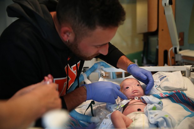  Troy Thompson cuida de seu filho Eli no hospital  (Foto: AP Photo/AL.com, Sharon Steinmann)