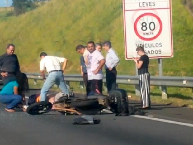 G Acidente Entre Moto E Carro Deixa Um Morto E Faixas De Rodovia