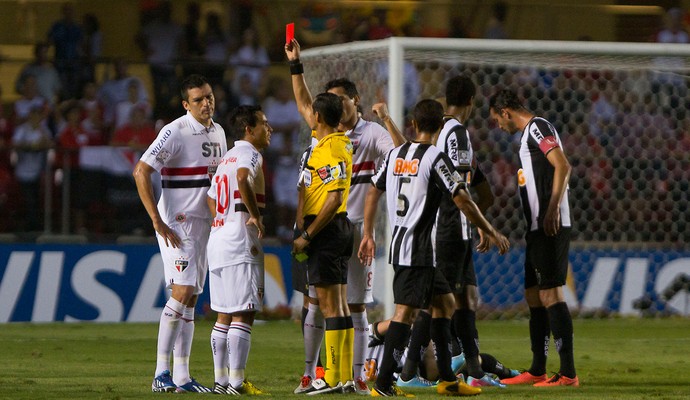 Lucio expulso jogo São Paulo Atlético-MG (Foto: Leandro Martins / Agência Estado)
