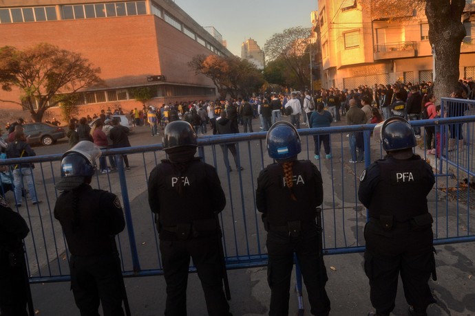 Polícia torcedores Boca Juniors fora Bombonera (Foto: EFE/Juan Ignacio Roncoroni) Polícia torcedores Boca Juniors fora Bombonera (Foto: EFE/Juan Ignacio Roncoroni)