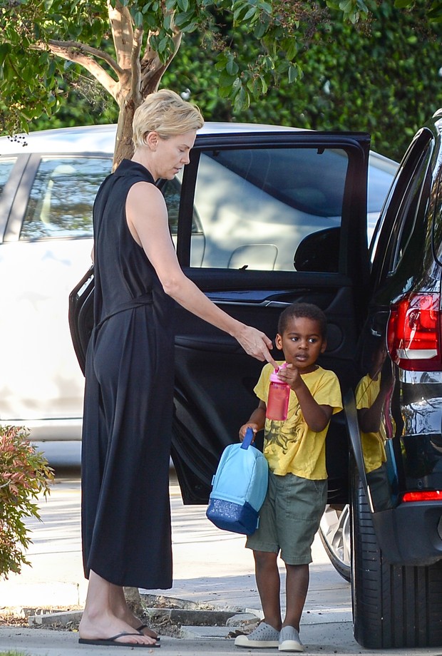 Charlize Theron passeia com os filhos August e Jackson  (Foto: Grosby Group)
