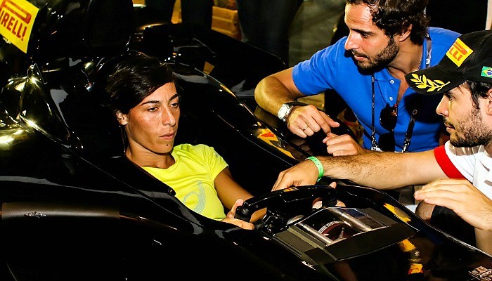 Francesca Schiavone, campeã do Rio Open, em simulador de Fórmula 1