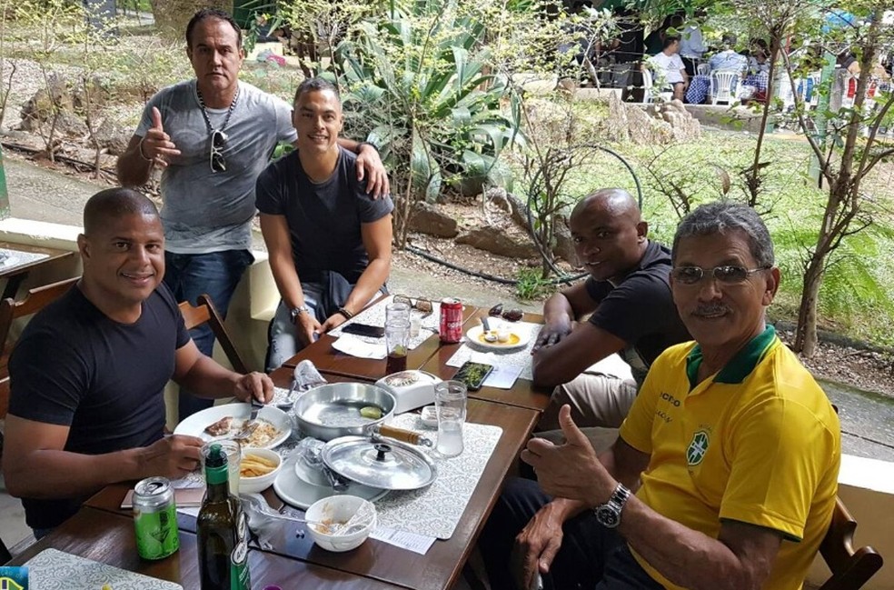 De amarelo, o técnico Antônio Lucas ao lado de Kleber, Marcelinho, Dodô e Toninho Carlos no almoço horas antes do jogo (Foto: Divulgação)